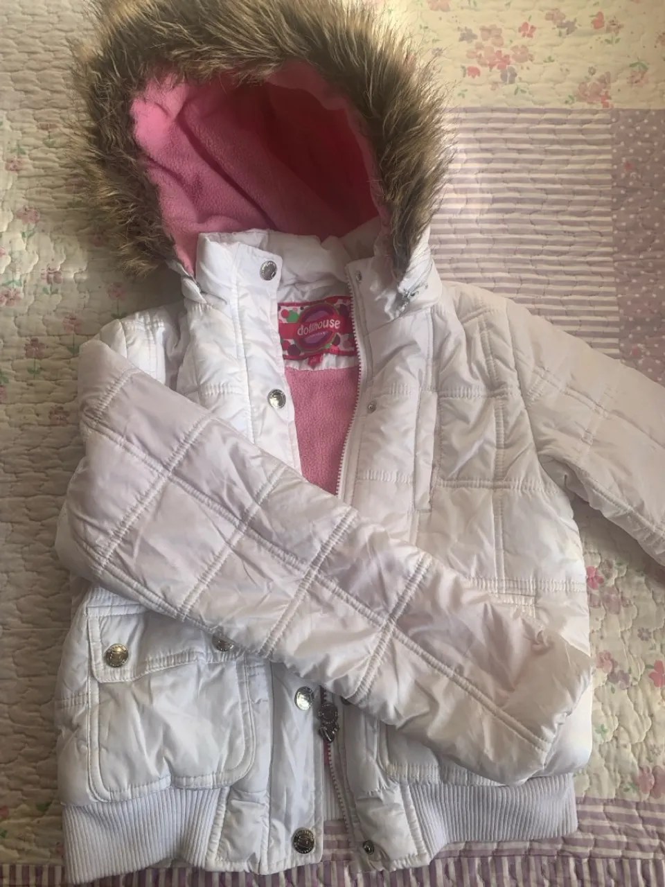 Casaco Dollhouse Rosa e Branco com Capuz