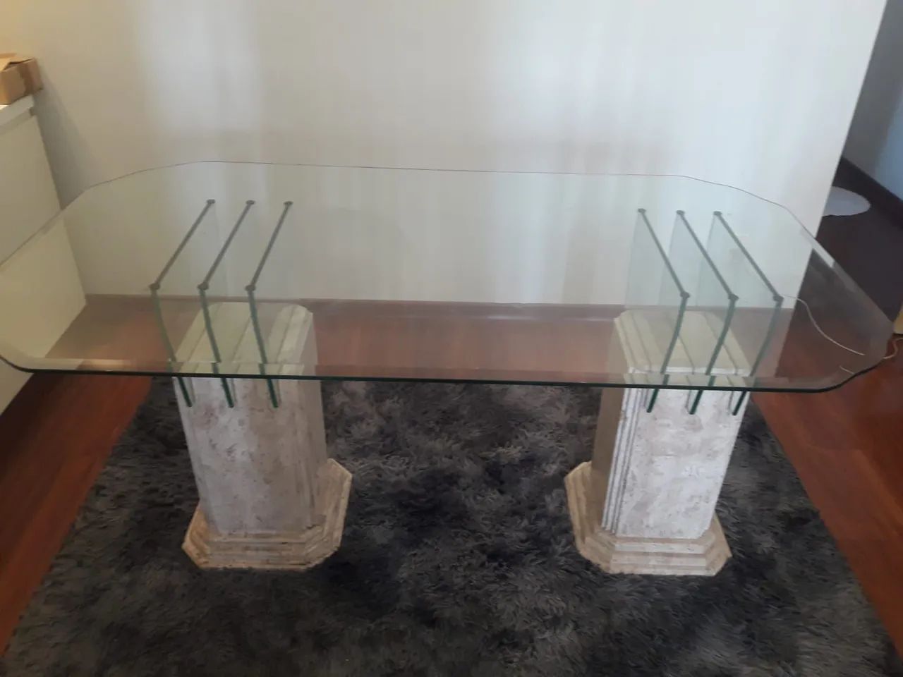 Mesa de vidro com base em coluna