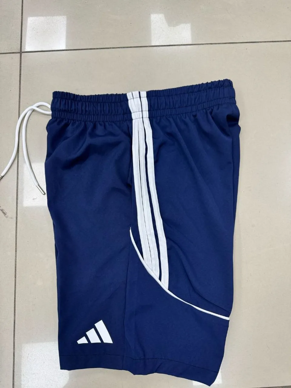 Shorts Adidas Azul Marinho com Listras Brancas