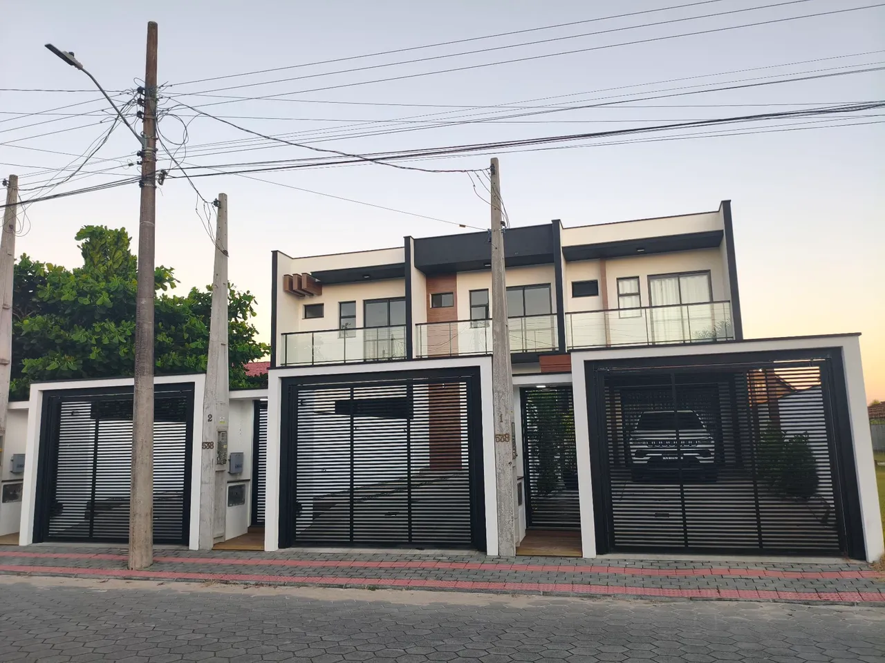 Sobrado na Rua Barra Velha, no ERVINO
