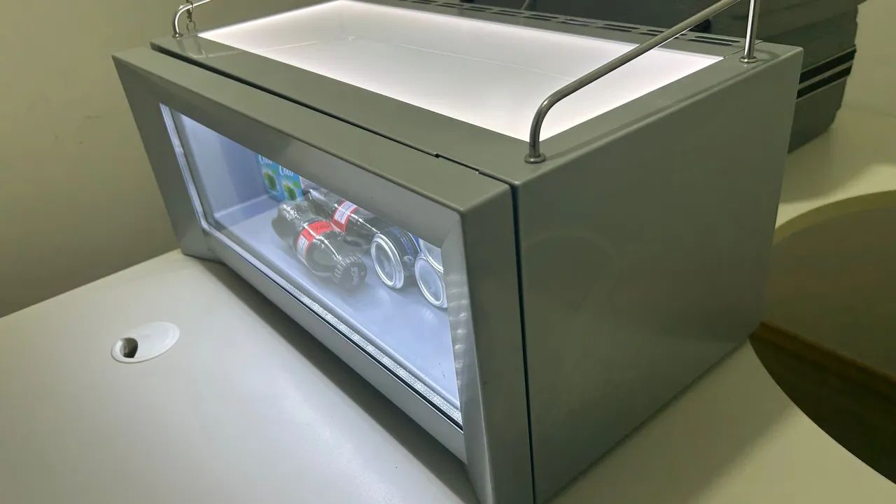 Geladeira Redbull compacta e moderna  com conversor 220v para 110v - Foto 3