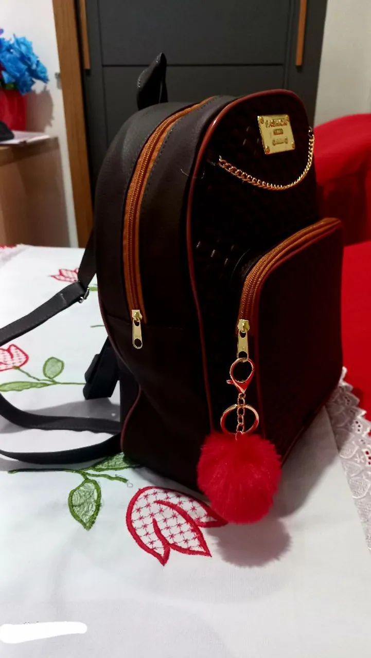 Mochila feminina marrom com chaveiro