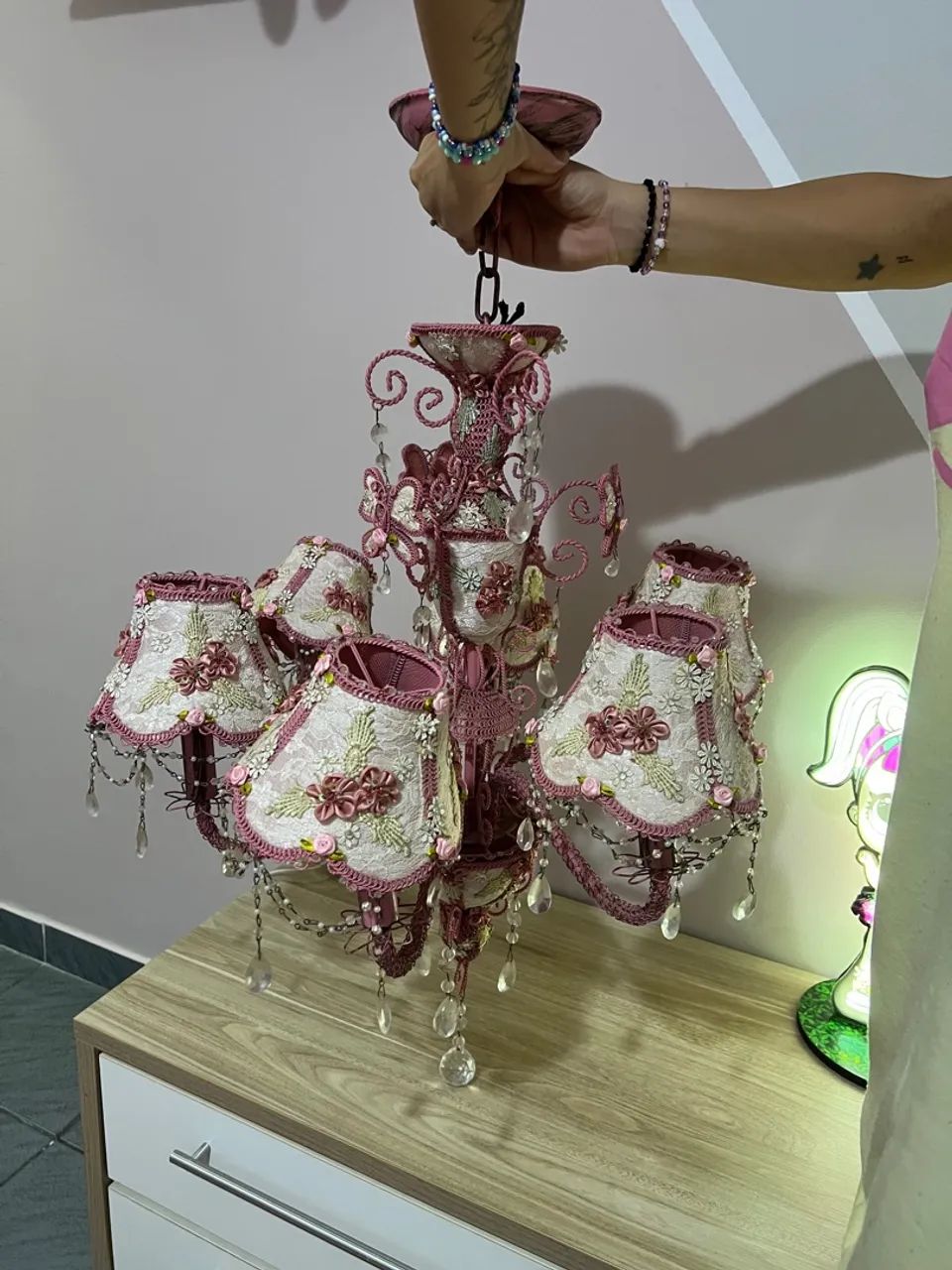 Lustre de Cristal Rosa com Detalhes em Flores - Foto 3