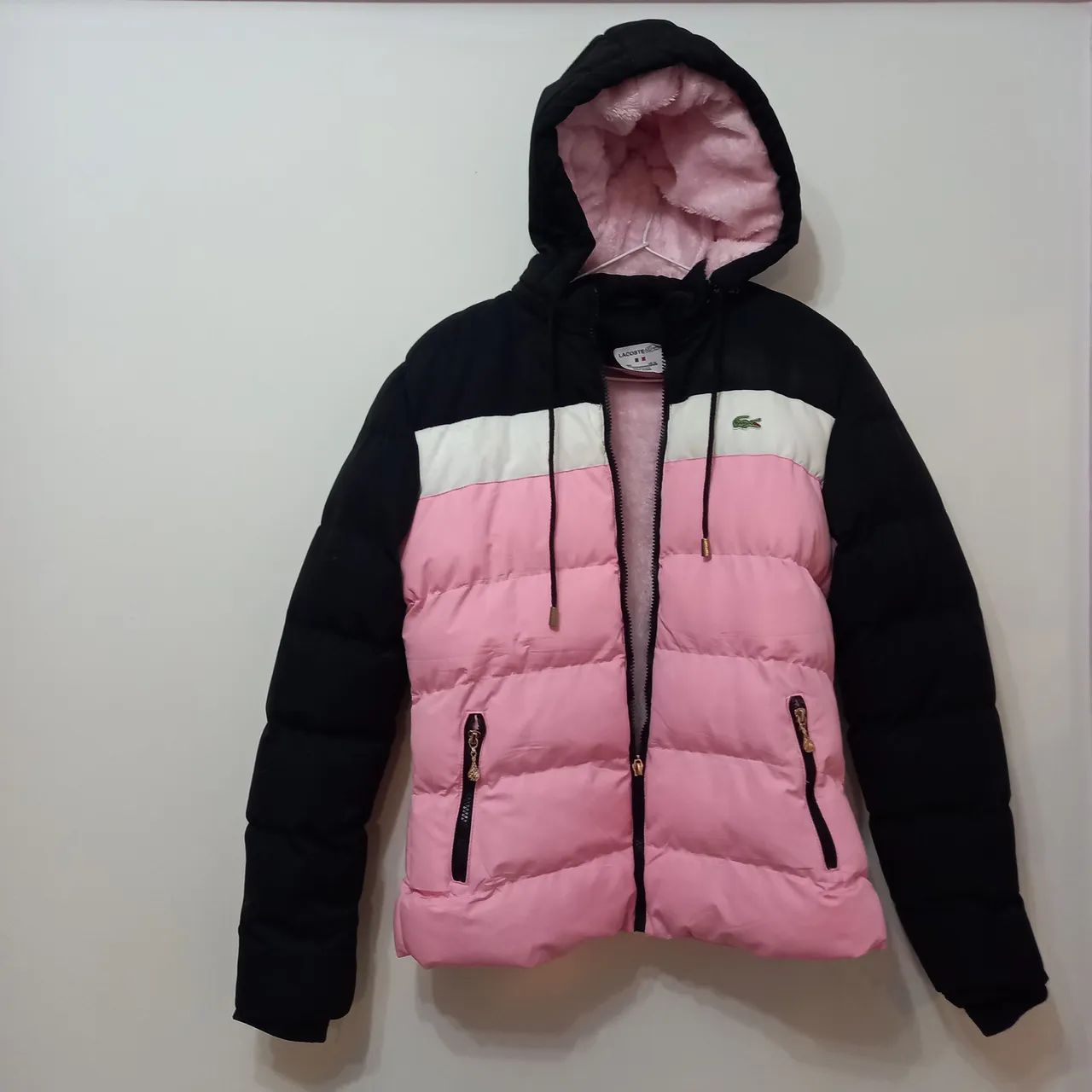 Jaqueta Lacoste feminina com capuz Roupas Vila Heliópolis, São