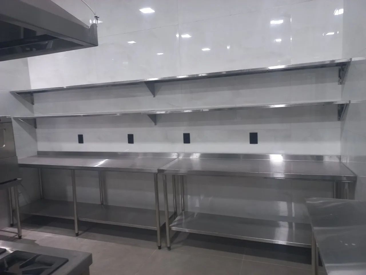 Vendo Pia em aço inox com cubas, mesas, Estantes, coifa com sistema de exaustão  - Foto 3