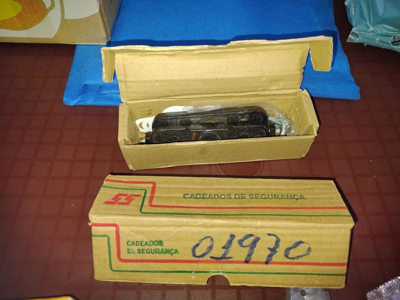 Fechaduras diversos modelos, várias ainda na caixa.