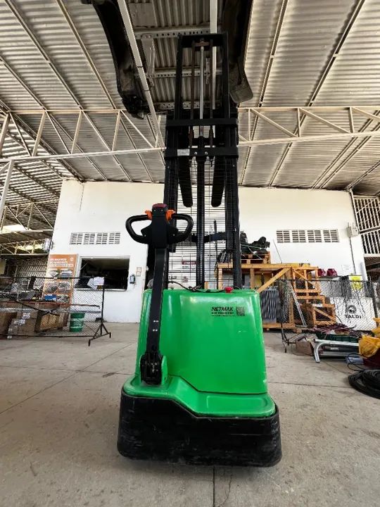 Empilhadeira patolada 1500 kg, 3,5 metros, baterias de lítio, semi-nova - Foto 3