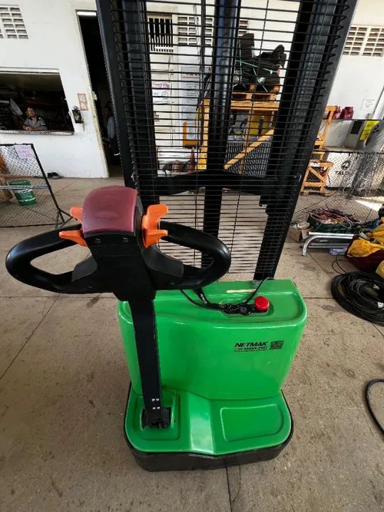 Empilhadeira patolada 1500 kg, 3,5 metros, baterias de lítio, semi-nova - Foto 5