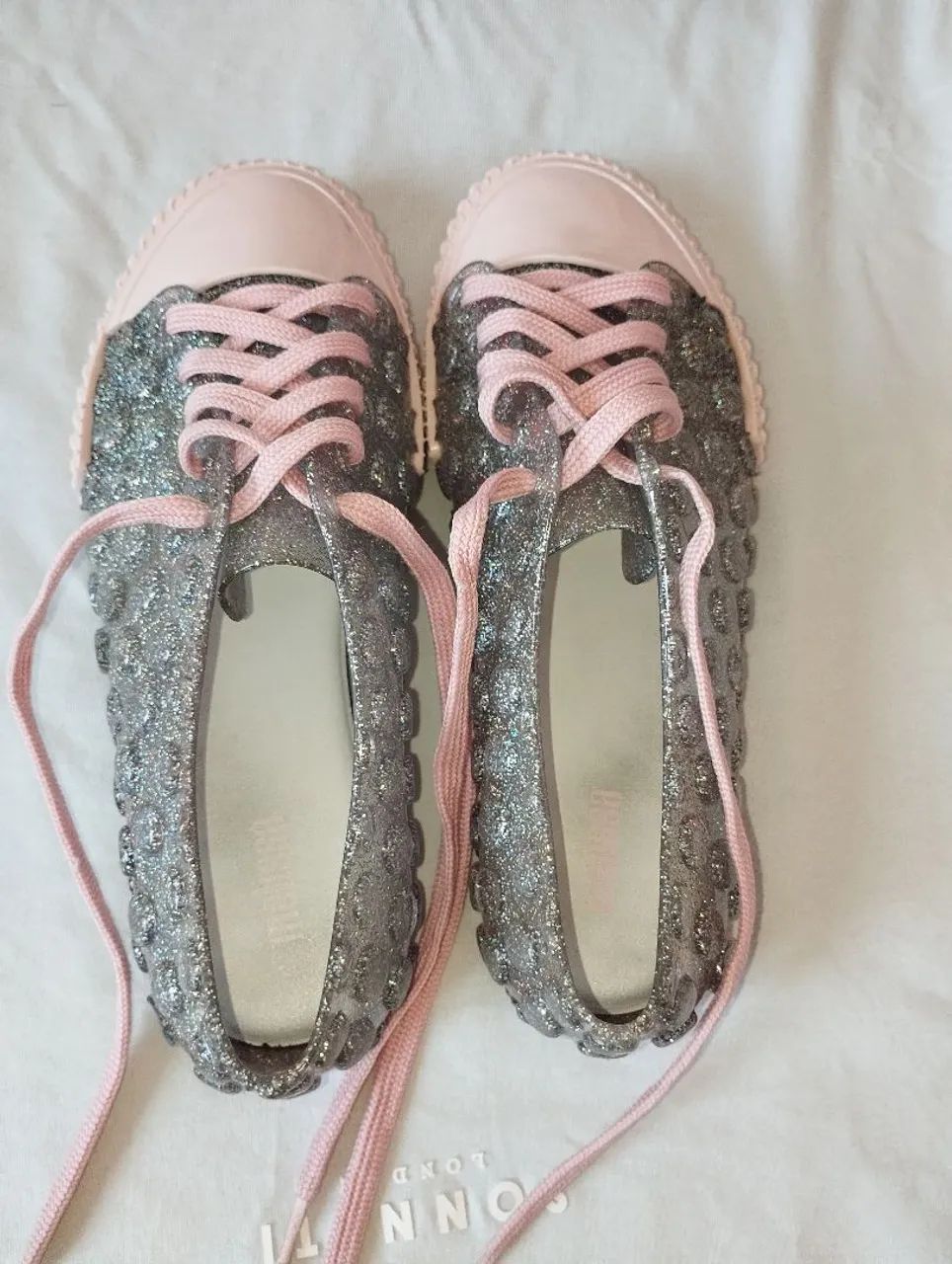 Tênis Glitter Prata Melissa com Detalhes Rosa - Foto 4