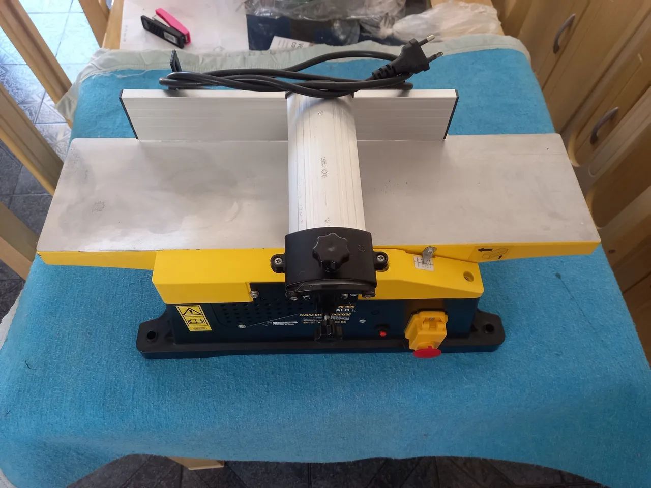 Plaina Elétrica 220V 82mm...novíssima...vendo ou troco por algo do meu interesse. 