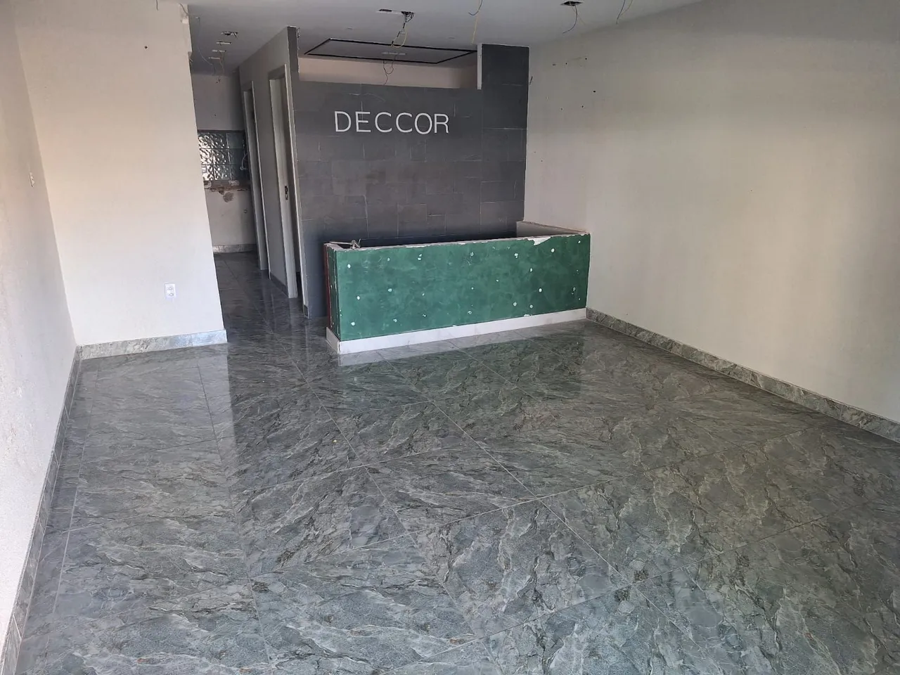 Loja ao lado da caixa econômica