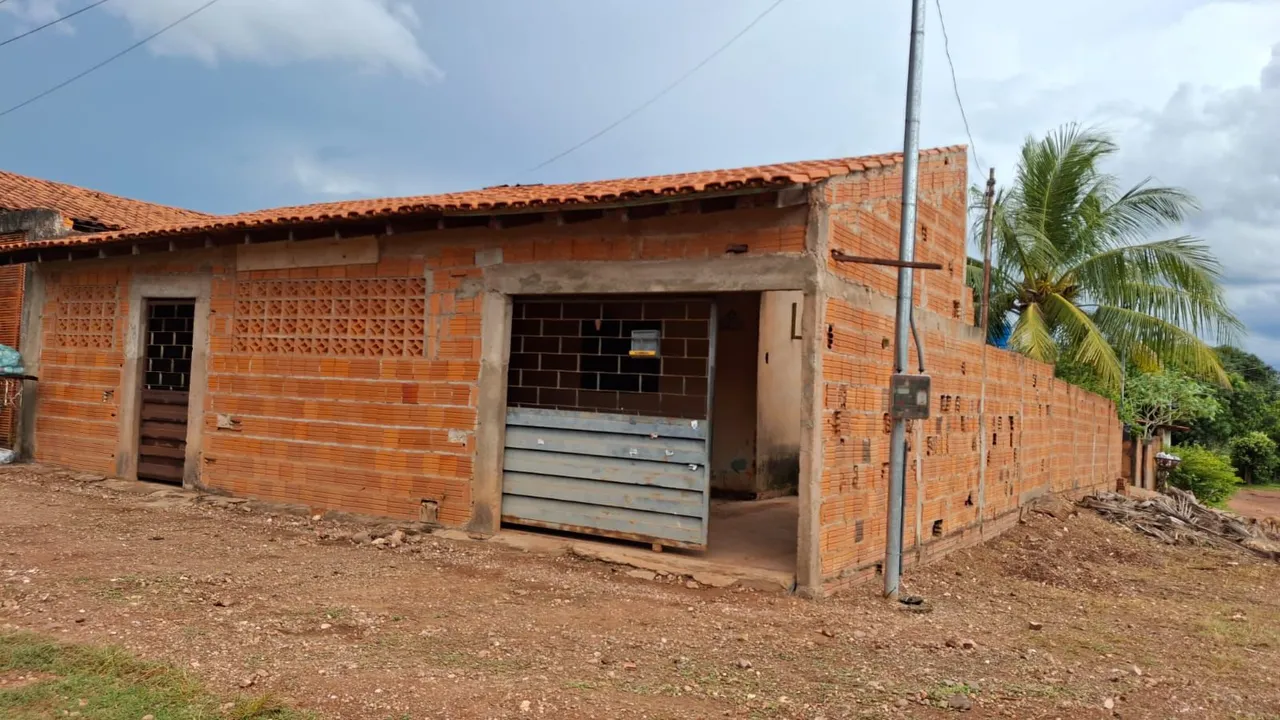 Duas casas uma na frente outra no fundo