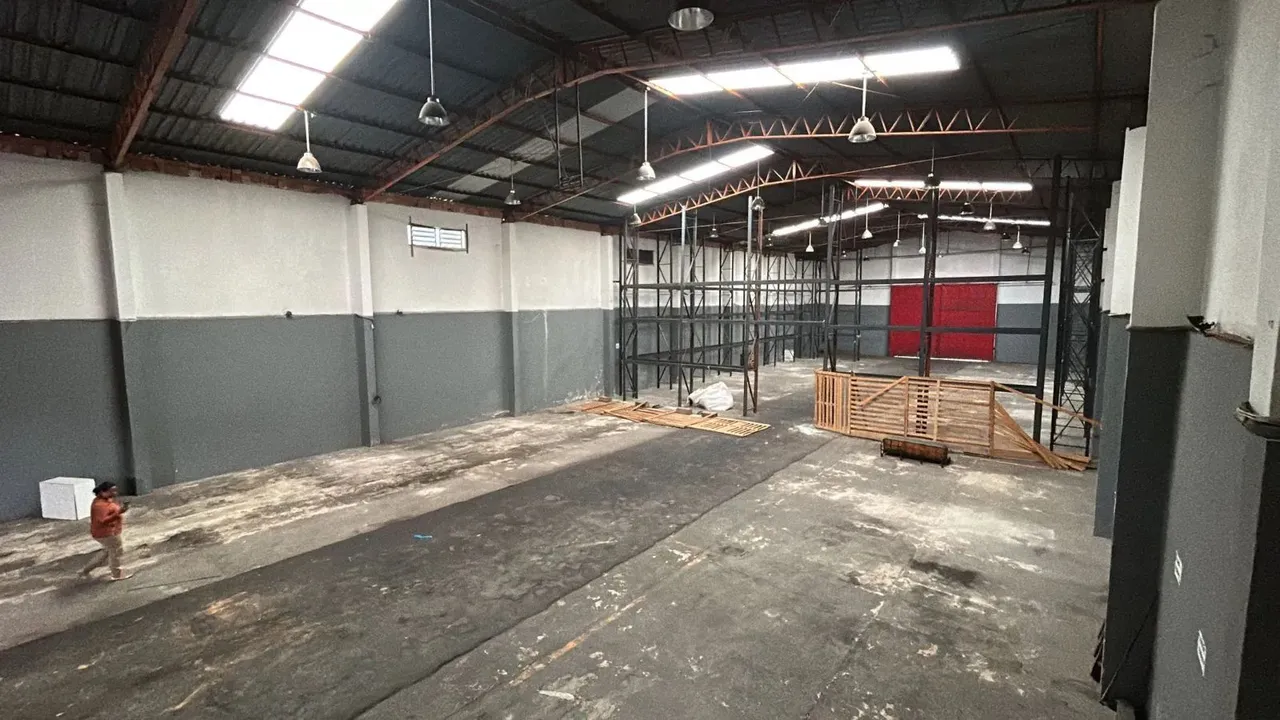 Alugo Galpão de 1.000 m2 no Campos Elísios.