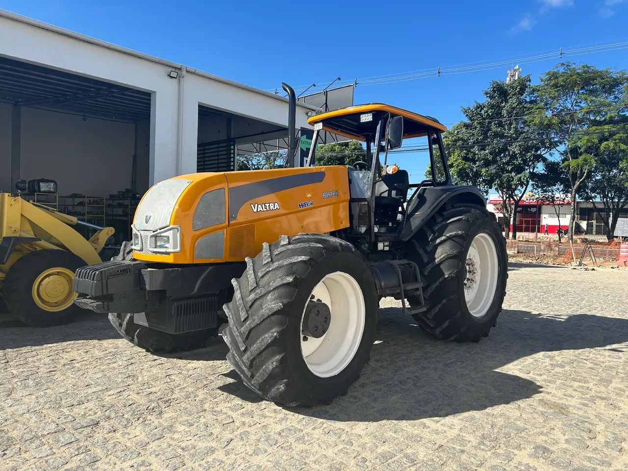 TRATOR VALTRA BH180