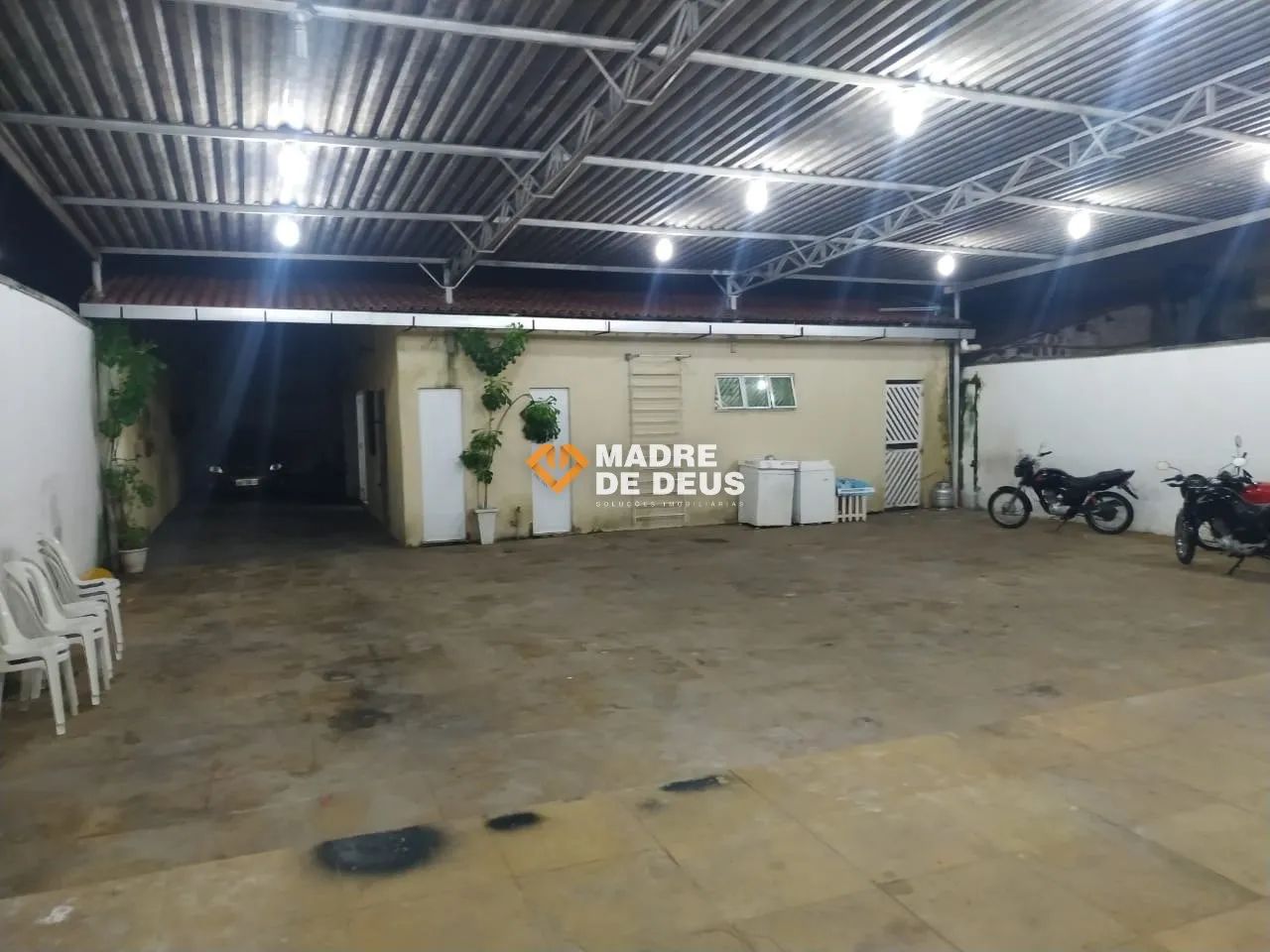 Vende-se Excelente Casa Residencial ou Comercial com Localização Privilegiada
