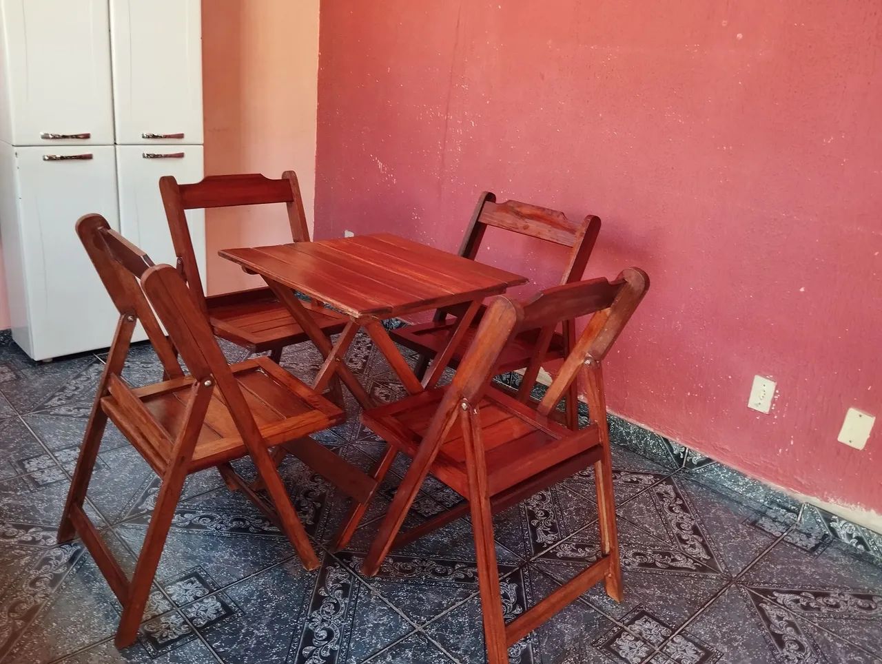 Jogo de mesa com cadeiras dobráveis de madeira 