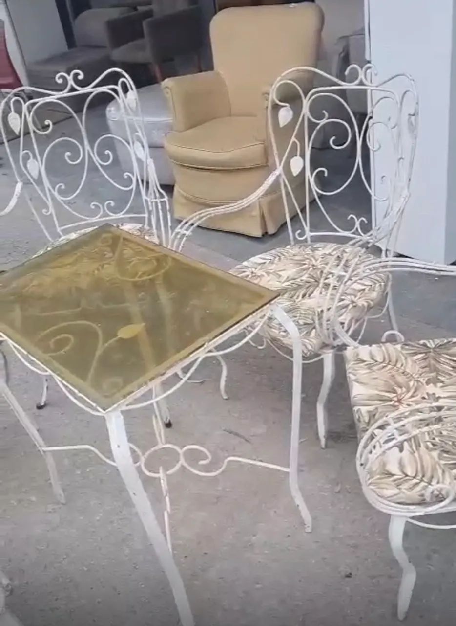 Mesa com sete cadeiras em metal
