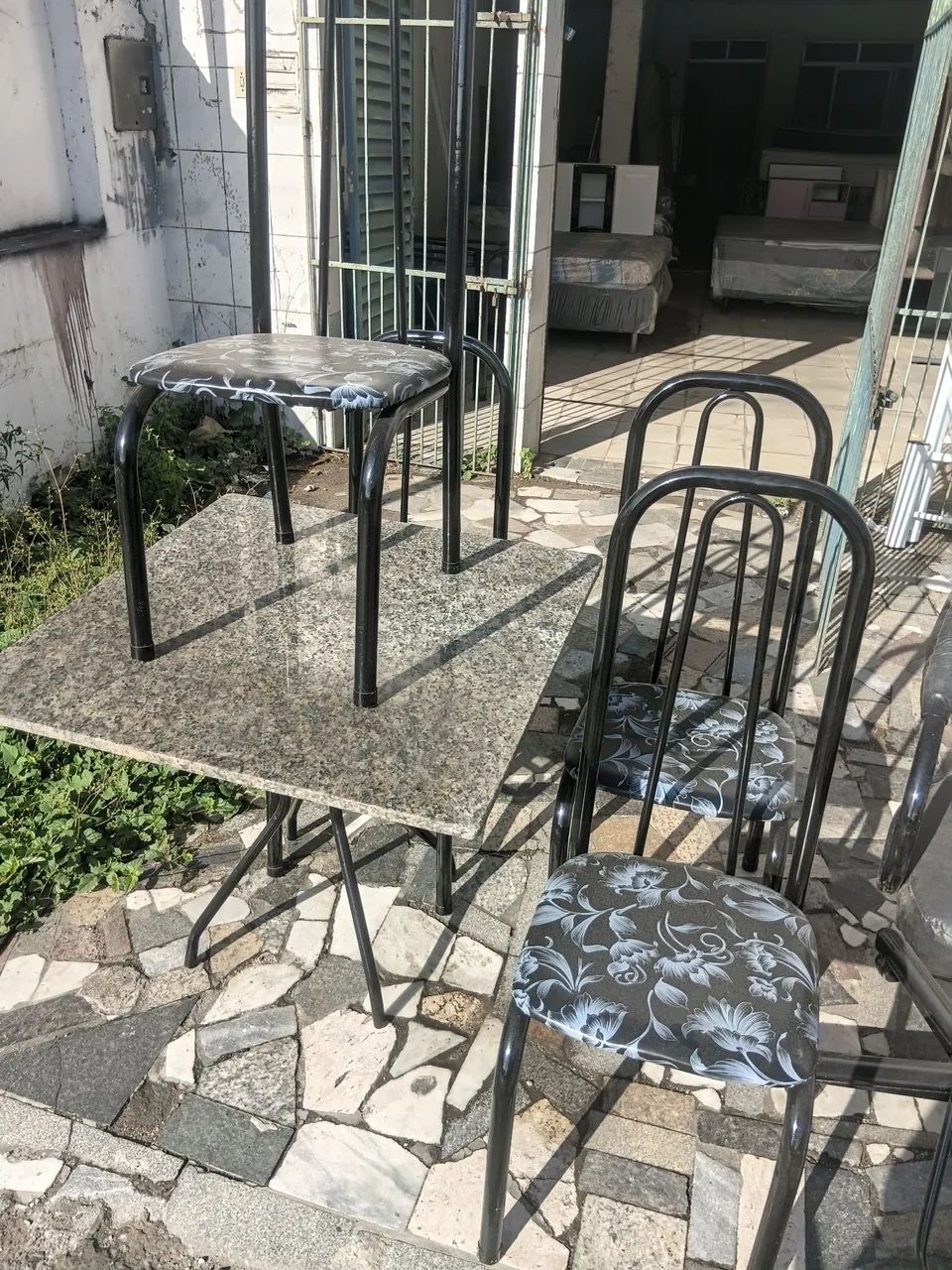 Mesa com quatro cadeiras 