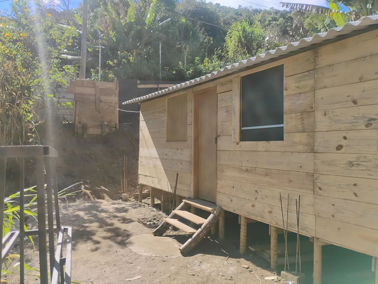 Vendo terreno com imóvel de madeira.