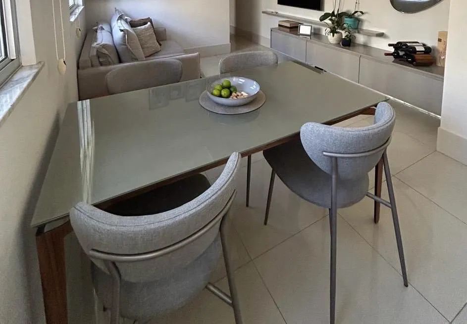Mesa de jantar com 4 cadeiras