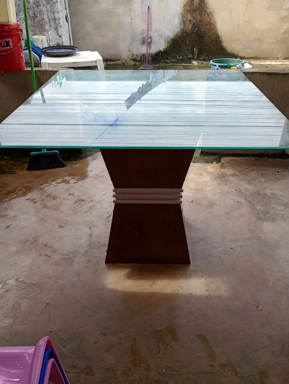 Mesa de vidro com base em madeira 