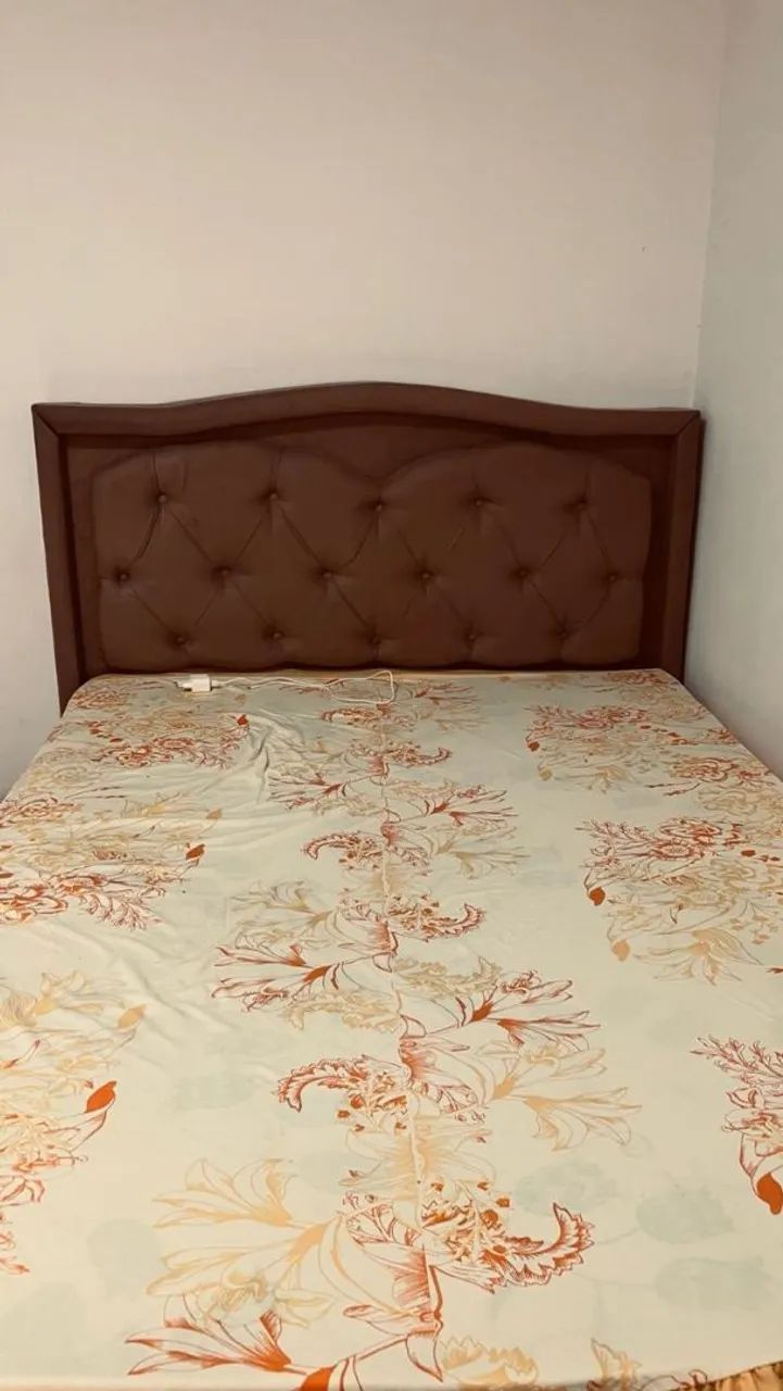 Vende-se cama box casal+cabeceira estofada 