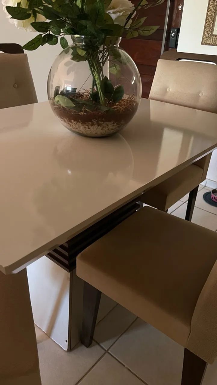 Mesa para 4 lugares com as cadeiras