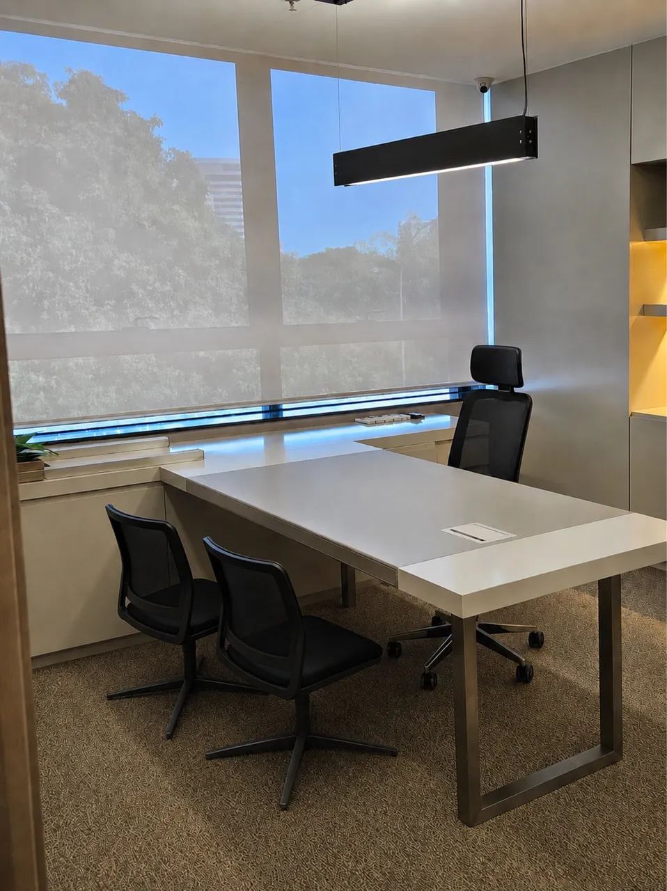 Mesa de escritório com 3 cadeiras 