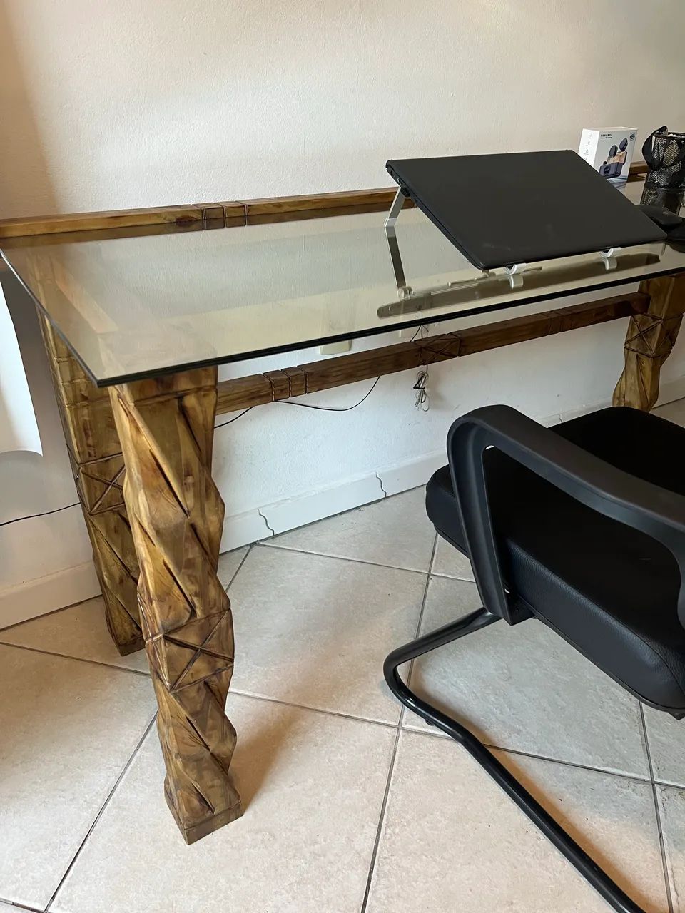 Mesa de madeira com tampo de vidro - Foto 3