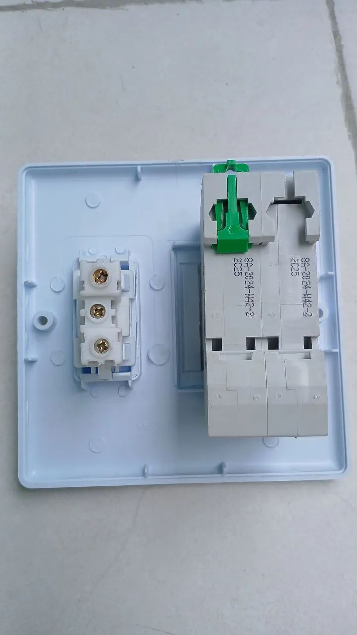 Caixa com disjuntor e tomada - Foto 5
