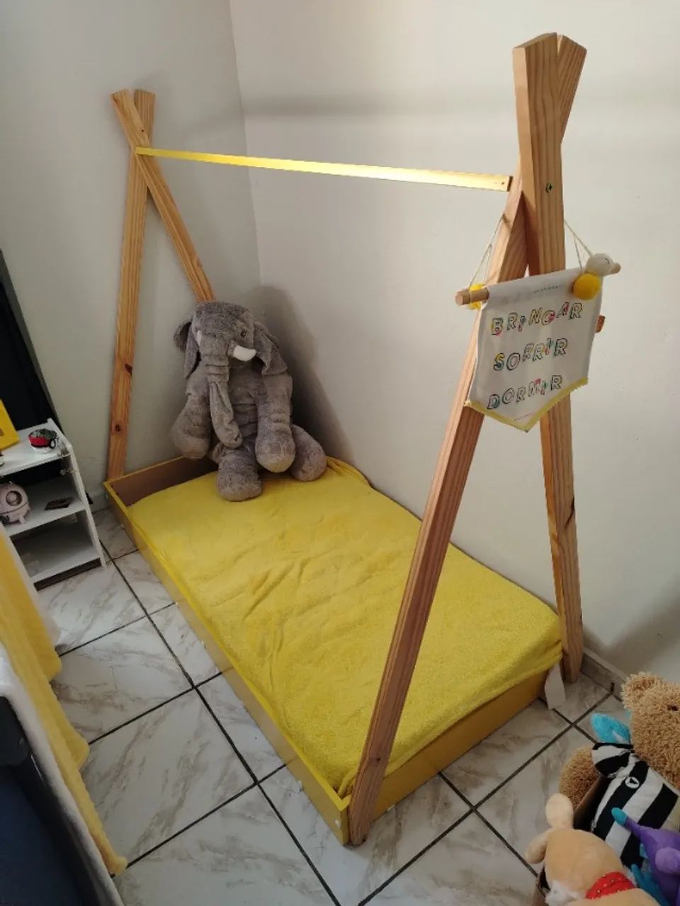 Cama montessoriana amarela 