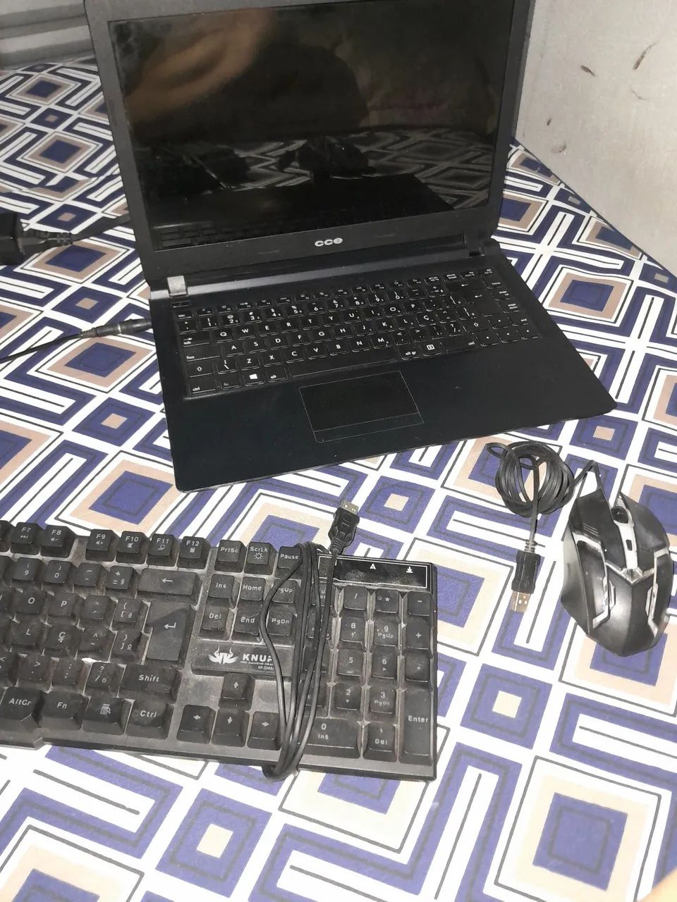 Notebook com carregador,mouse e teclado com fio