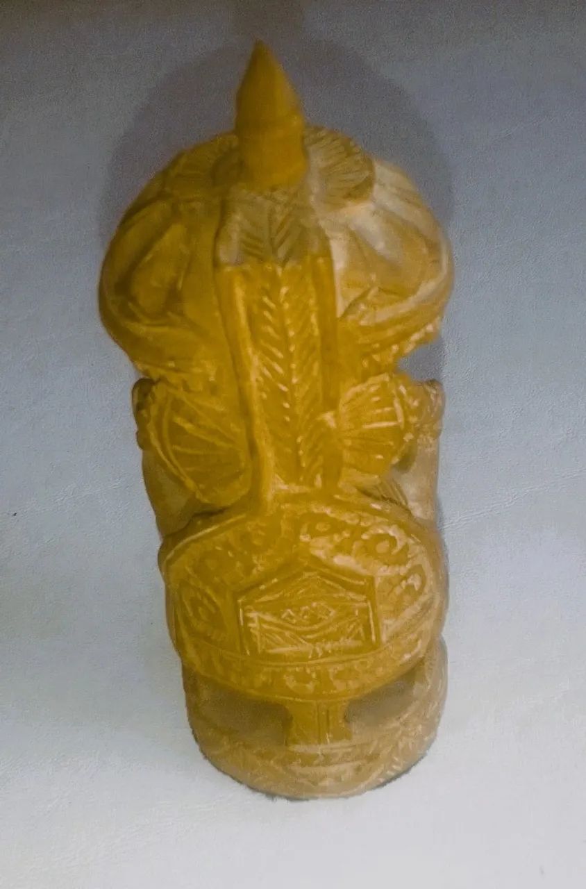 Escultura representando deus Ganesha madeira entalhada á mão de origem indiana - Foto 4