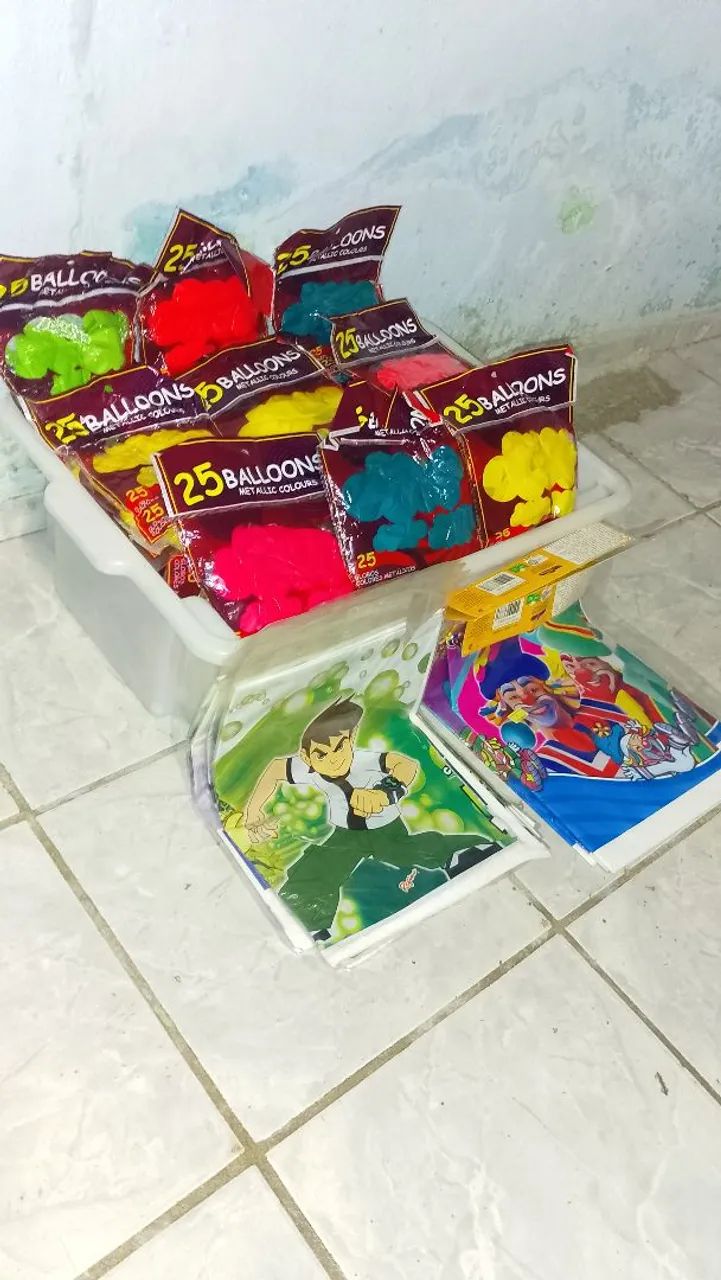 Balões e toalhas plásticas