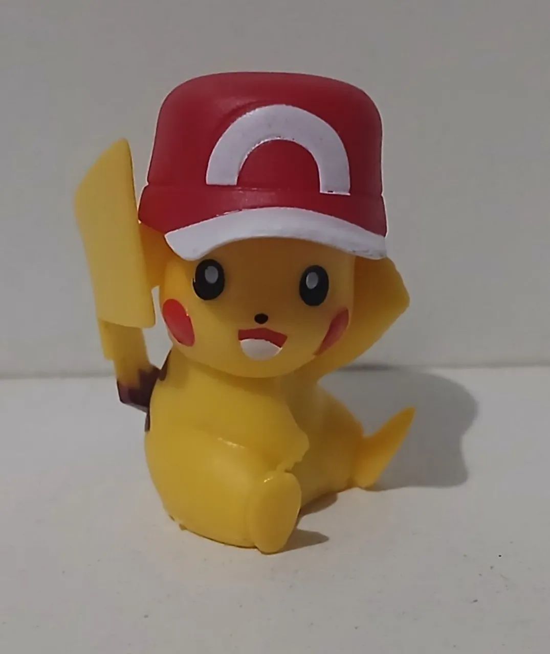 BONECO ACTION FIGURE MINIATURA POKEMON PIKACHU COM BONÉ DO RED