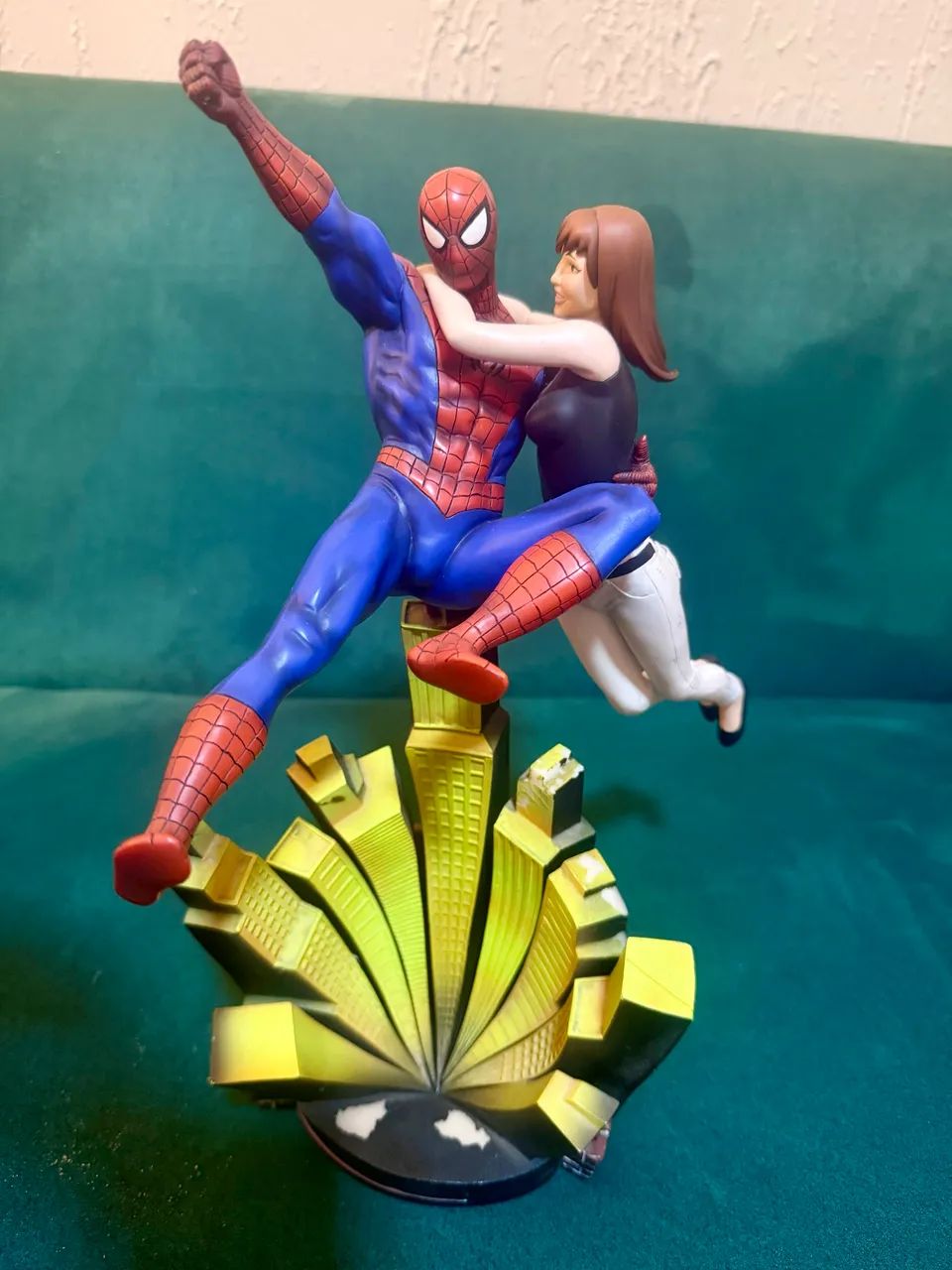 Marvel comics Kotobukiya The Amazing Spiderman statue w Mary Jane