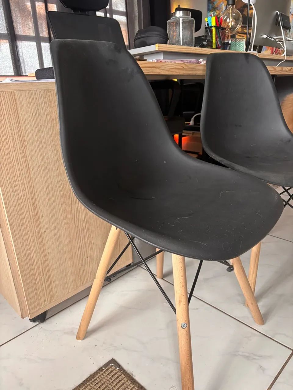 Duas cadeiras pretas estilo Eames Eiffel  - Foto 2