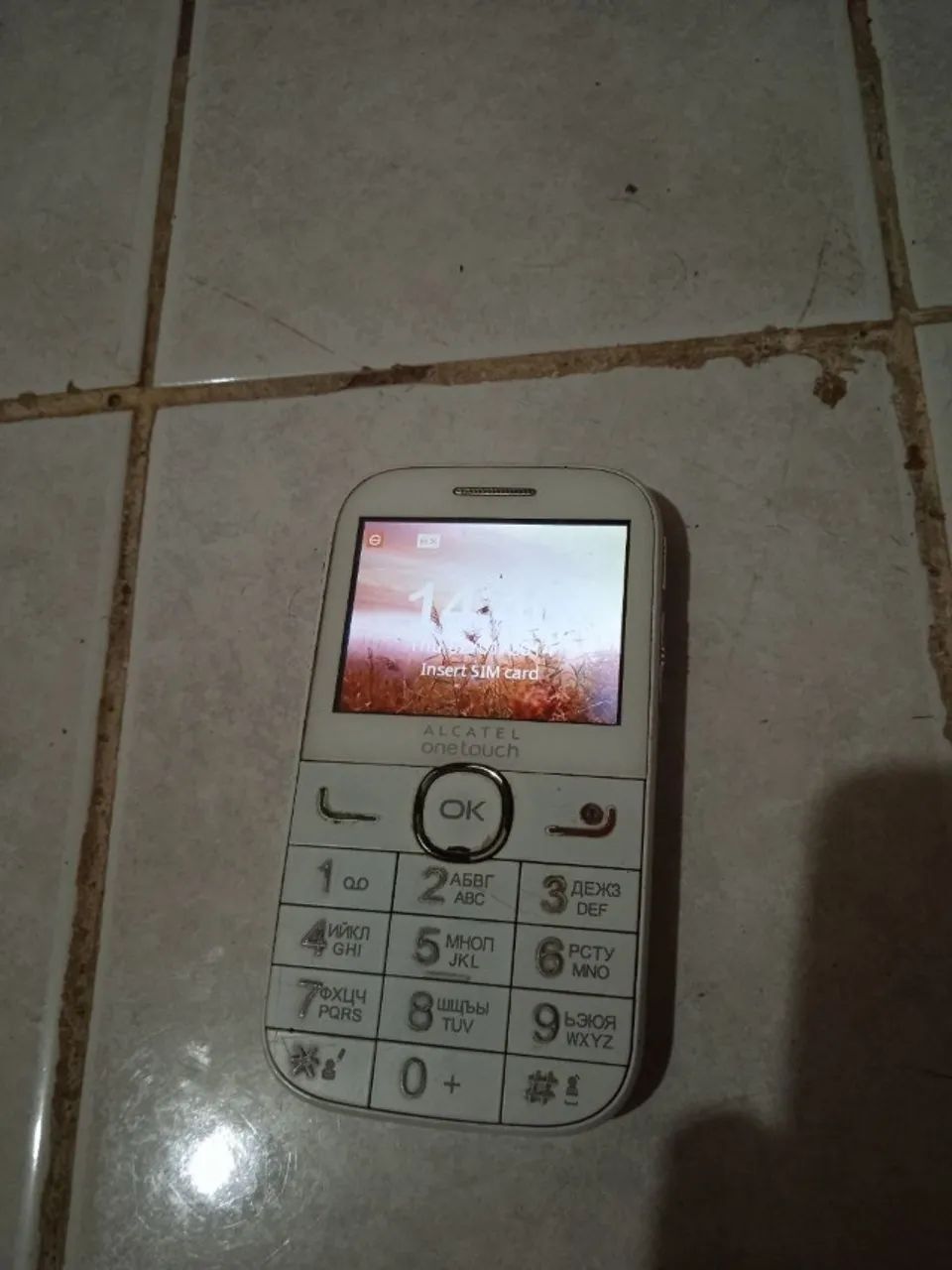 Celular de Teclas Alcatel OneTouch - Funcionando