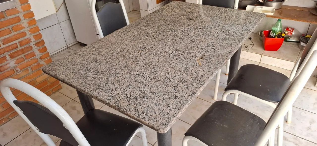Vendo uma mesa de mármore com 5 cadeiras em perfeito estado  de uso é  usada 