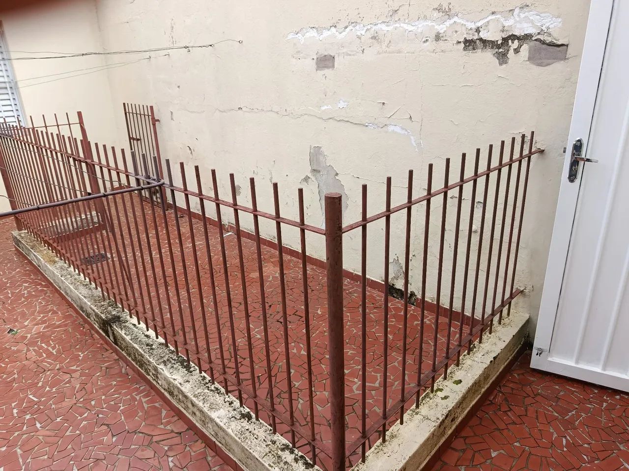 GRADE de ferro 10 mm com 2 portões, 14 M de comprimento e 1,10 M de altura