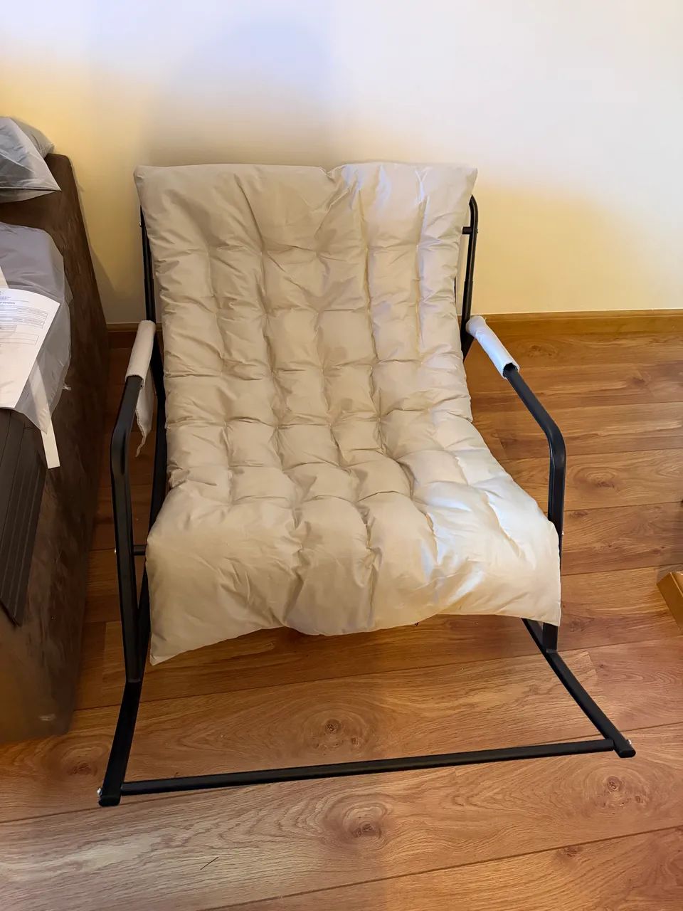 Poltrona Relax Acolchoada Bege com Estrutura Metálica Preta  - Foto 2