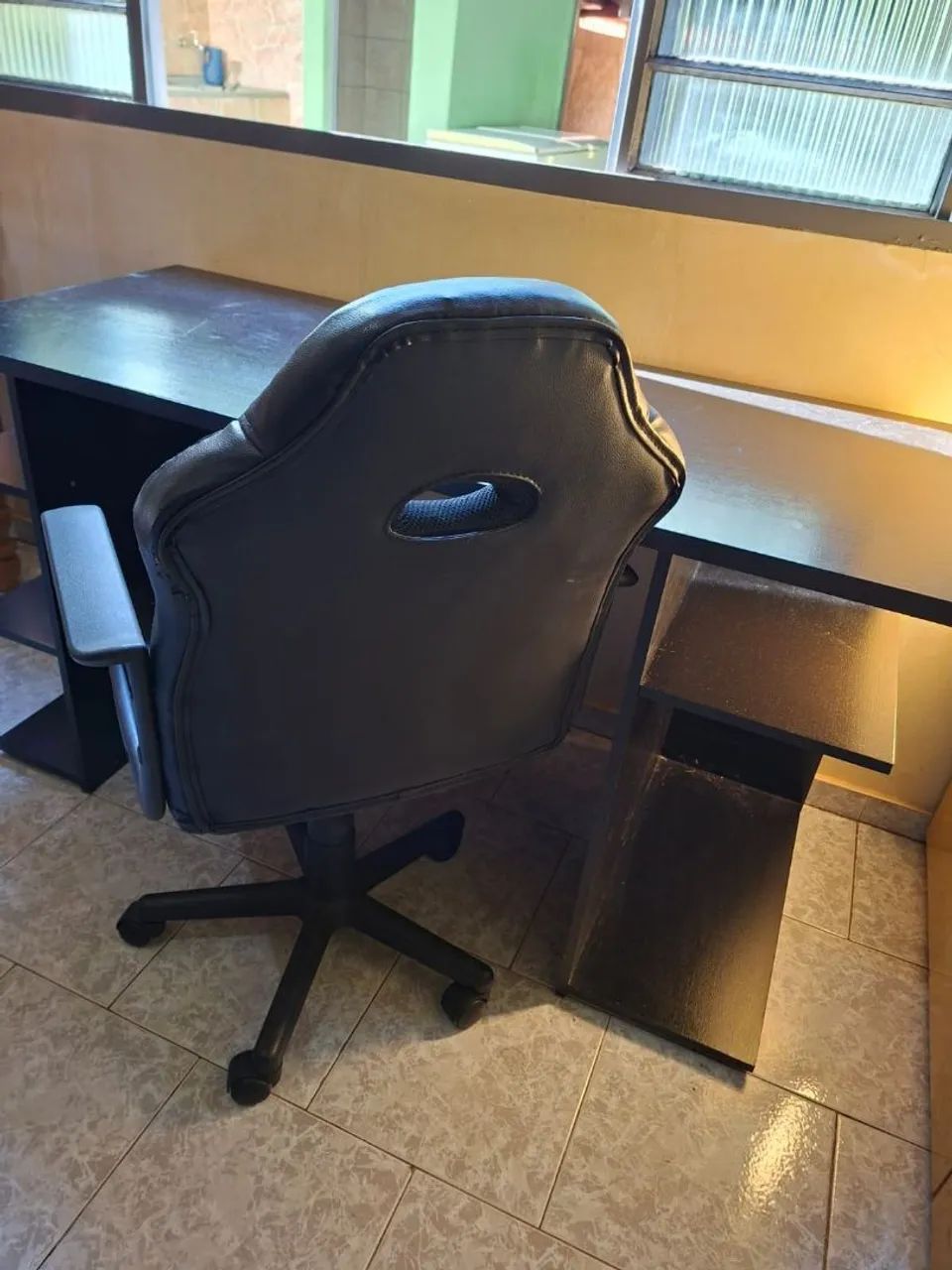 Mesa de escritoio e cadeira