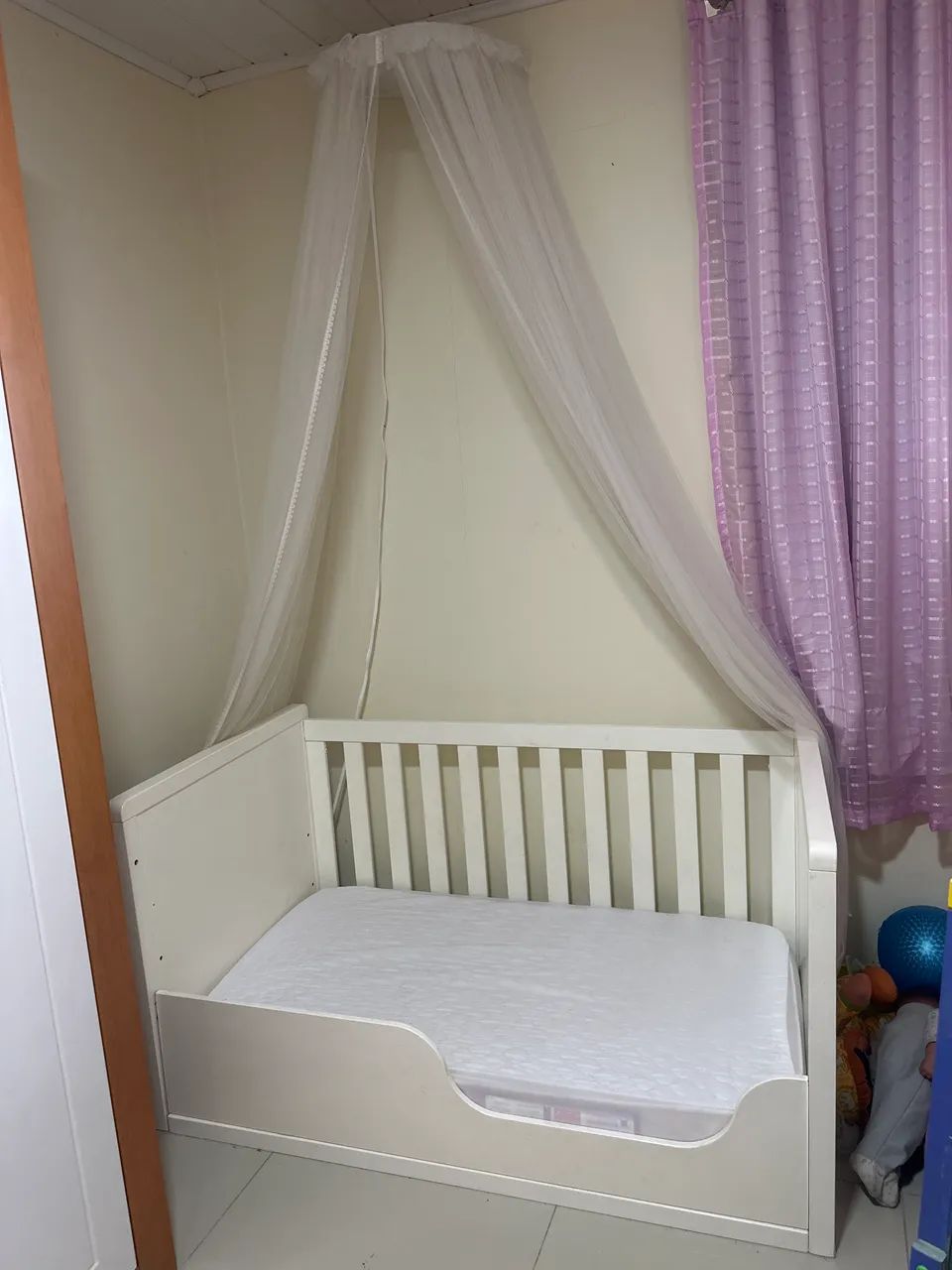 Berço vira mini cama Quater + dossel e tela de tule + colchão Ortobom 