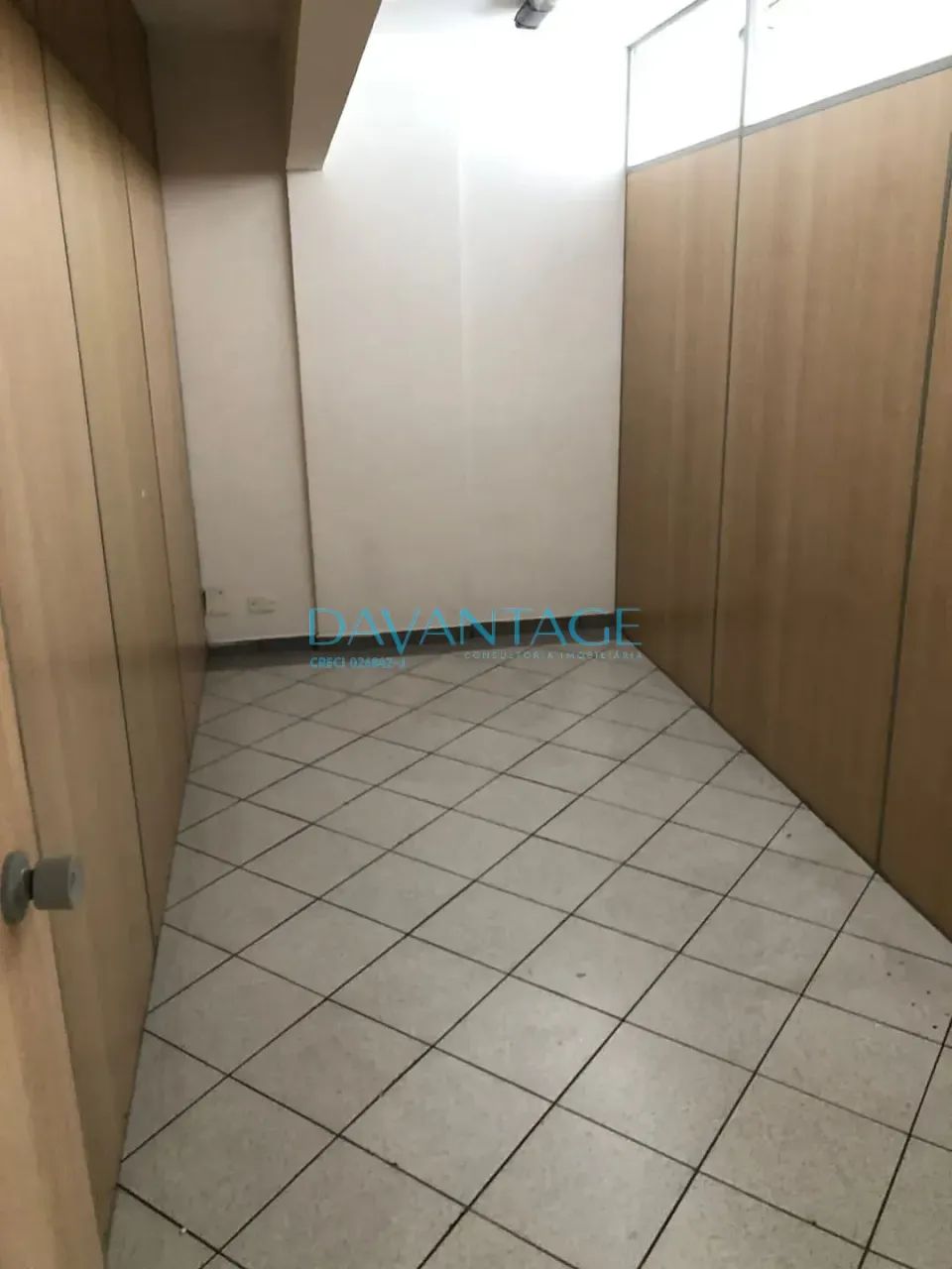 Conjunto para locação, com 100m2, com 3 salas, 2 banheiros, uma copa, ponto para ar condic - Foto 3