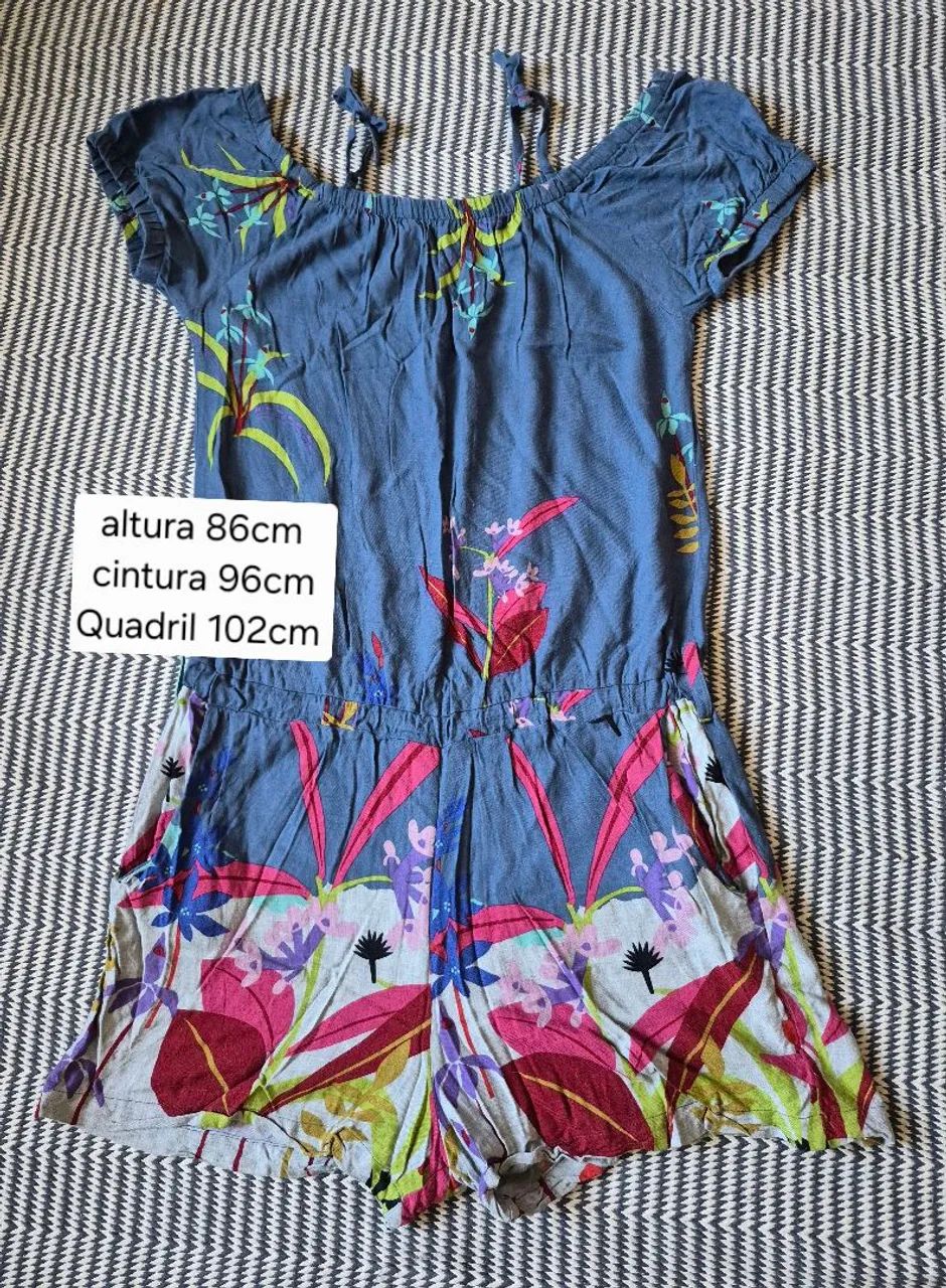 Macaquinho em viscose estampada