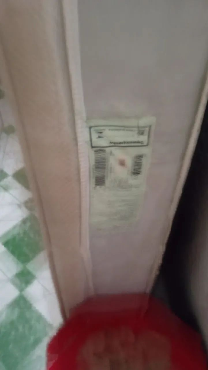 Vende-se uma cama e um colchão (Madeira espelhada)