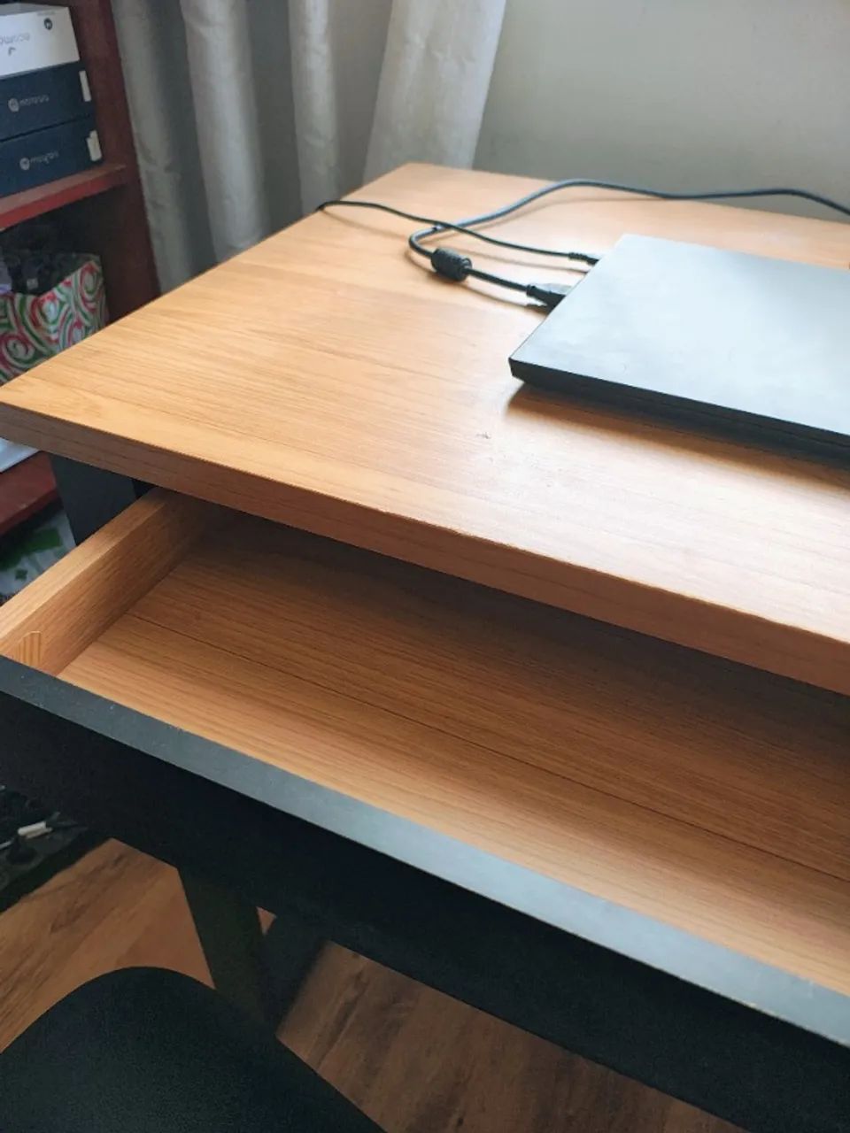 Mesa de trabalho semi nova, com gaveta - Foto 4