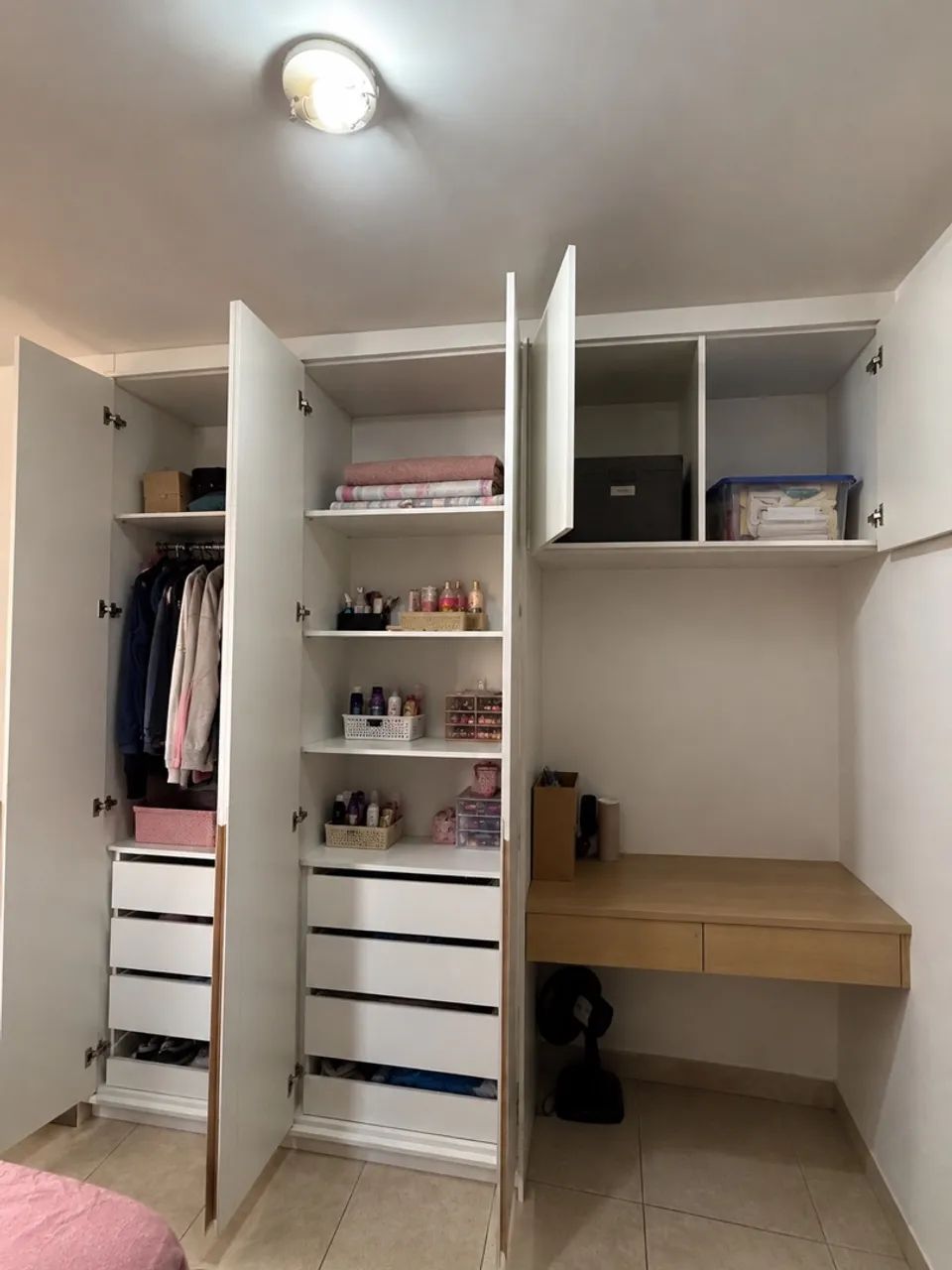 Guarda roupa e bancada para estudo MDF madeirado e branco planejado  - Foto 2