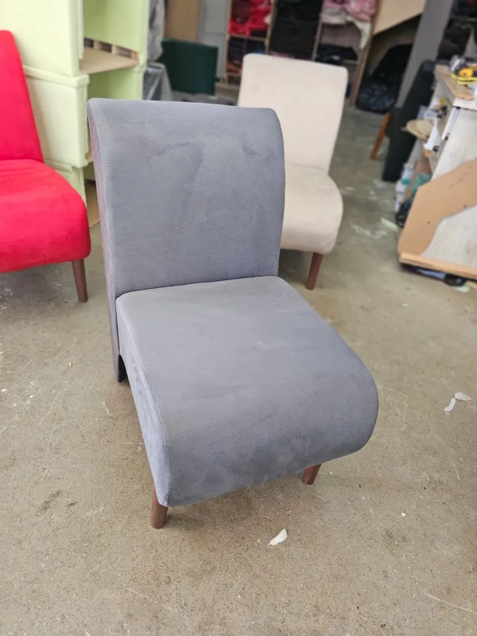 POLTRONAS BELLA ESTOFADAS, PEZINHO PALITO - PAGUE NA HORA DA ENTREGA  - Foto 3