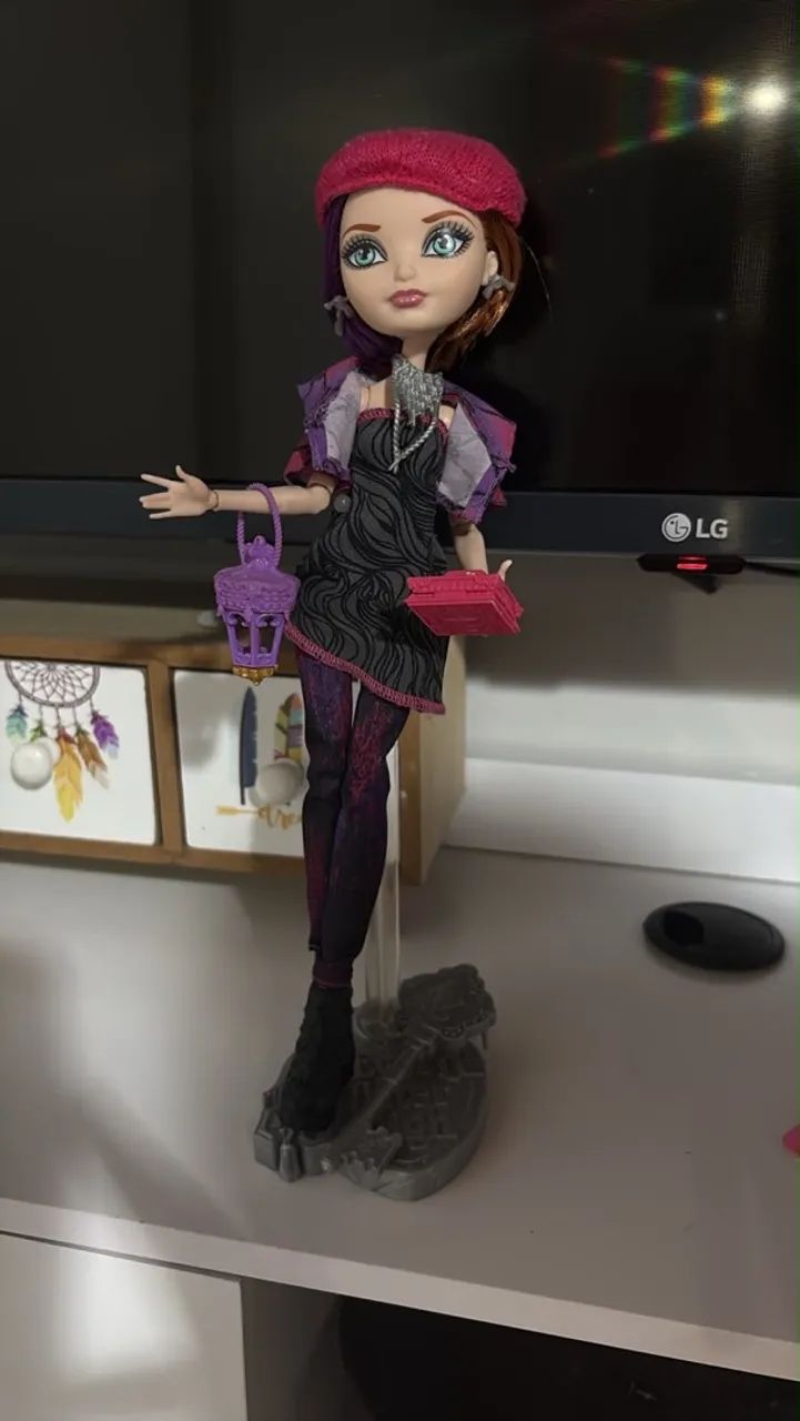 Boneca Ever After High (conservada)